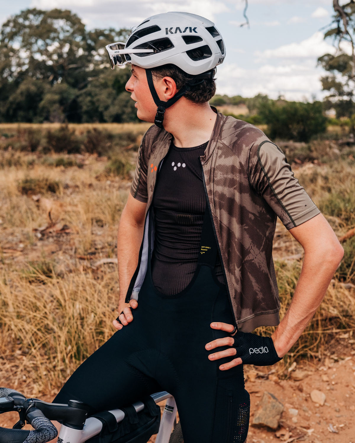 gravel bike jersey men's Pedla Off Grid Gravel Jersey in Khaki Dye for Men – DSTNC